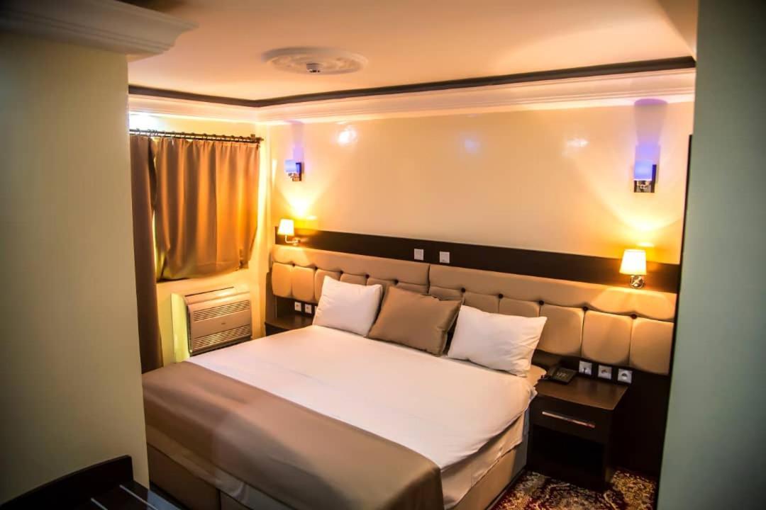 Hotel Univers 3 Aeroport Luxe Niamey Exteriör bild