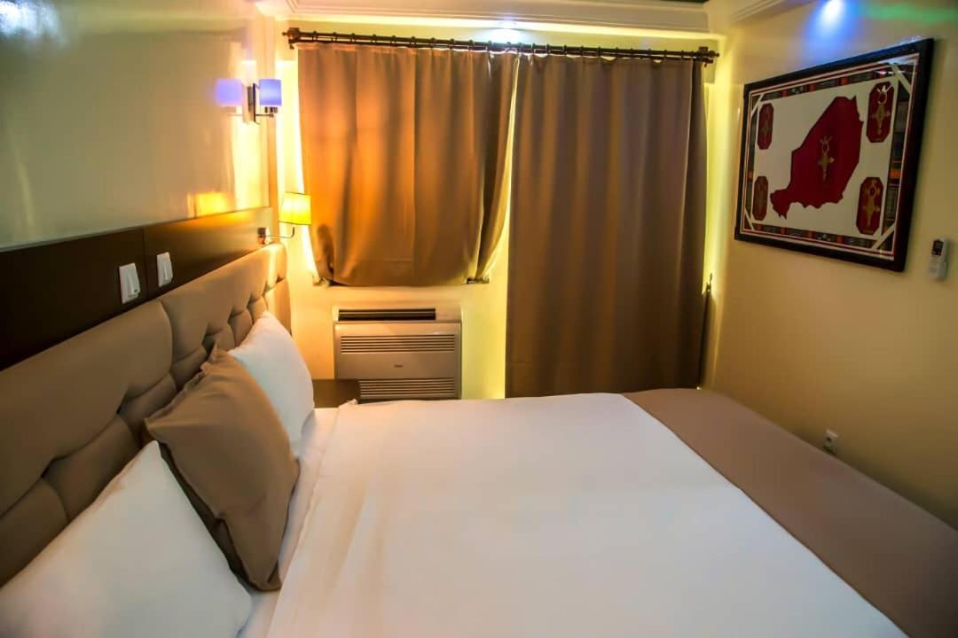 Hotel Univers 3 Aeroport Luxe Niamey Exteriör bild